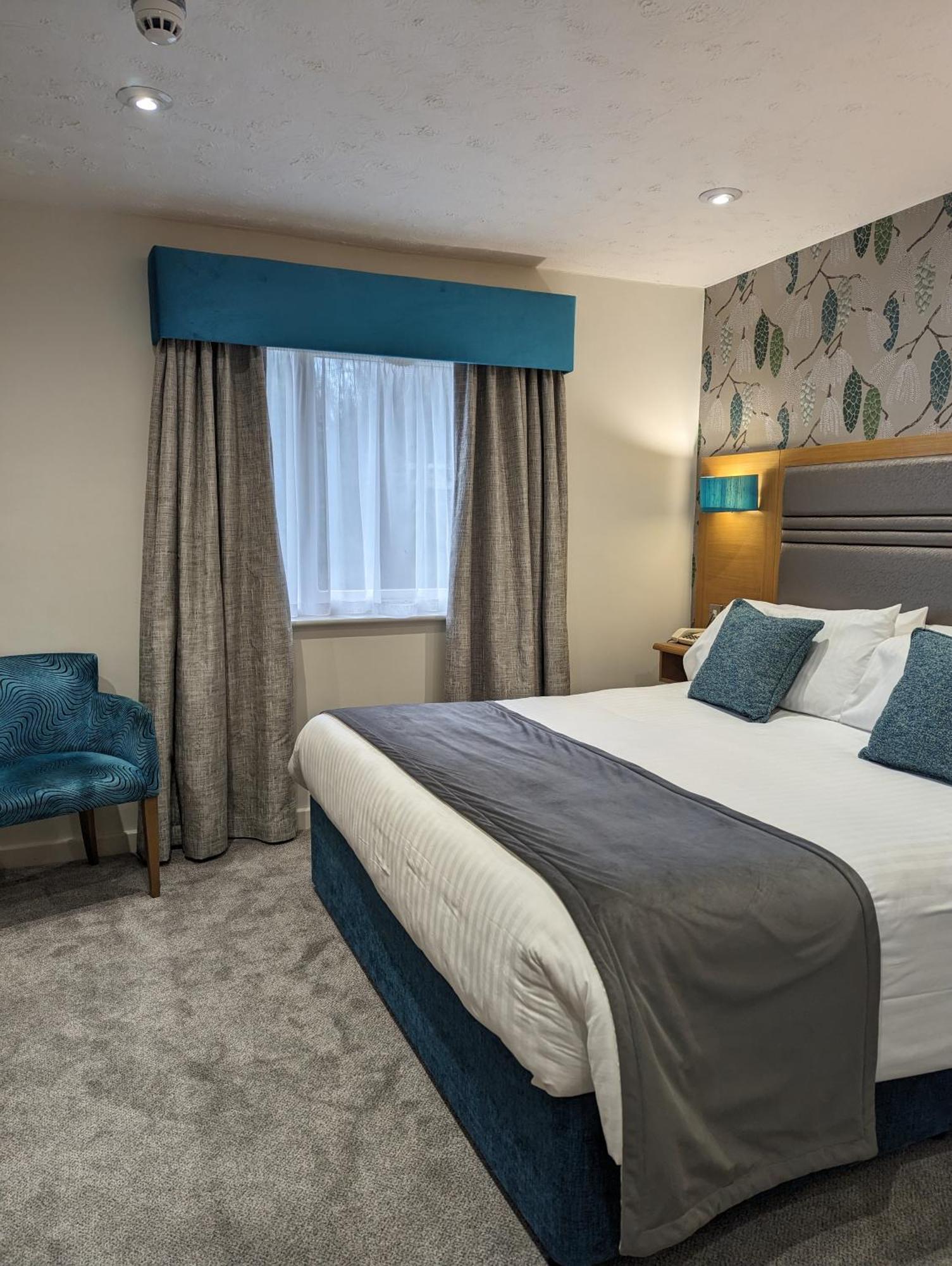The Briar Court Hotel Huddersfield Extérieur photo