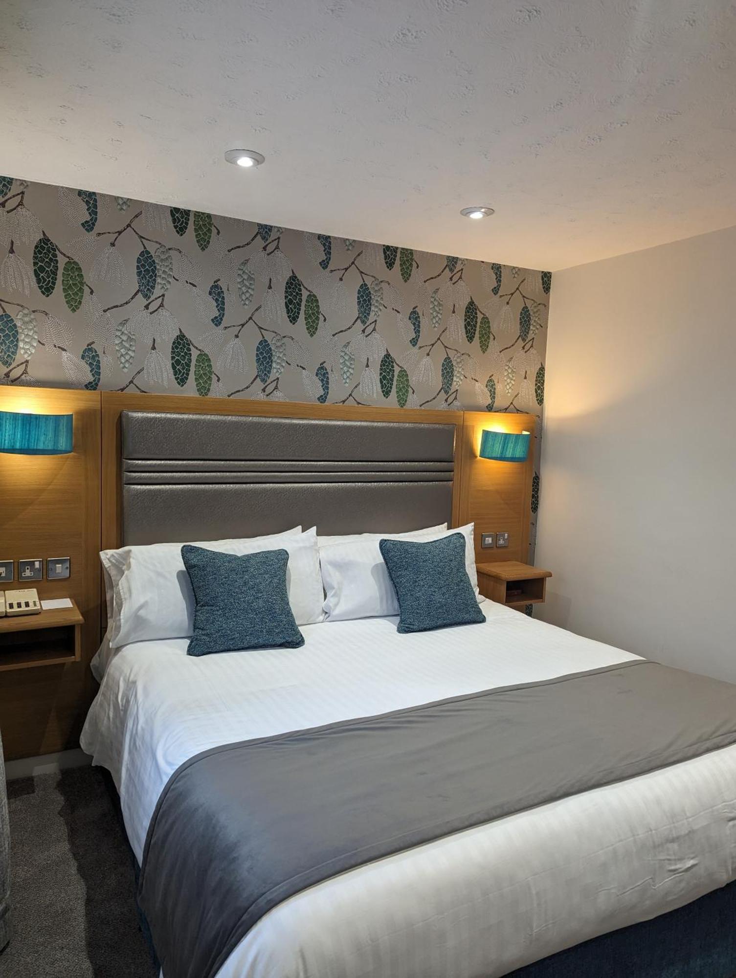 The Briar Court Hotel Huddersfield Extérieur photo