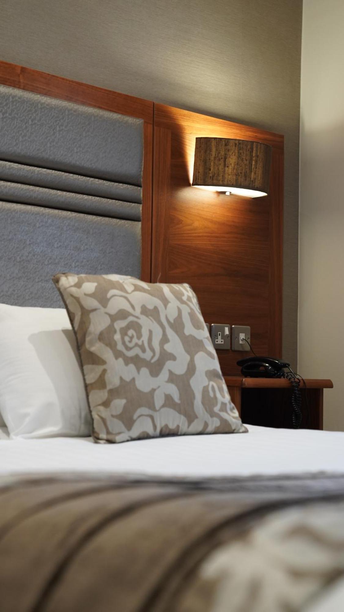The Briar Court Hotel Huddersfield Extérieur photo
