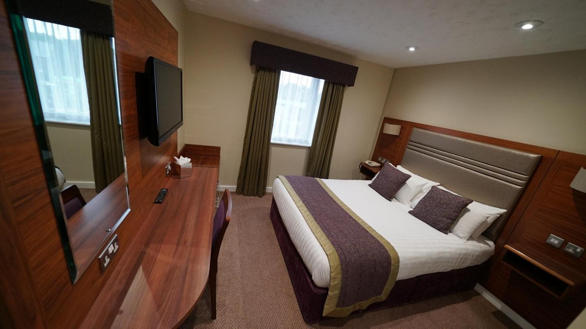 The Briar Court Hotel Huddersfield Extérieur photo