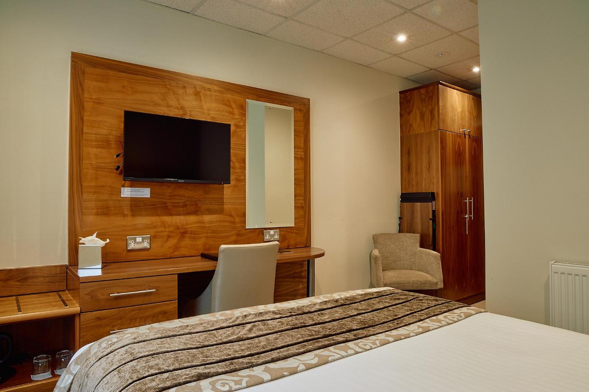 The Briar Court Hotel Huddersfield Extérieur photo