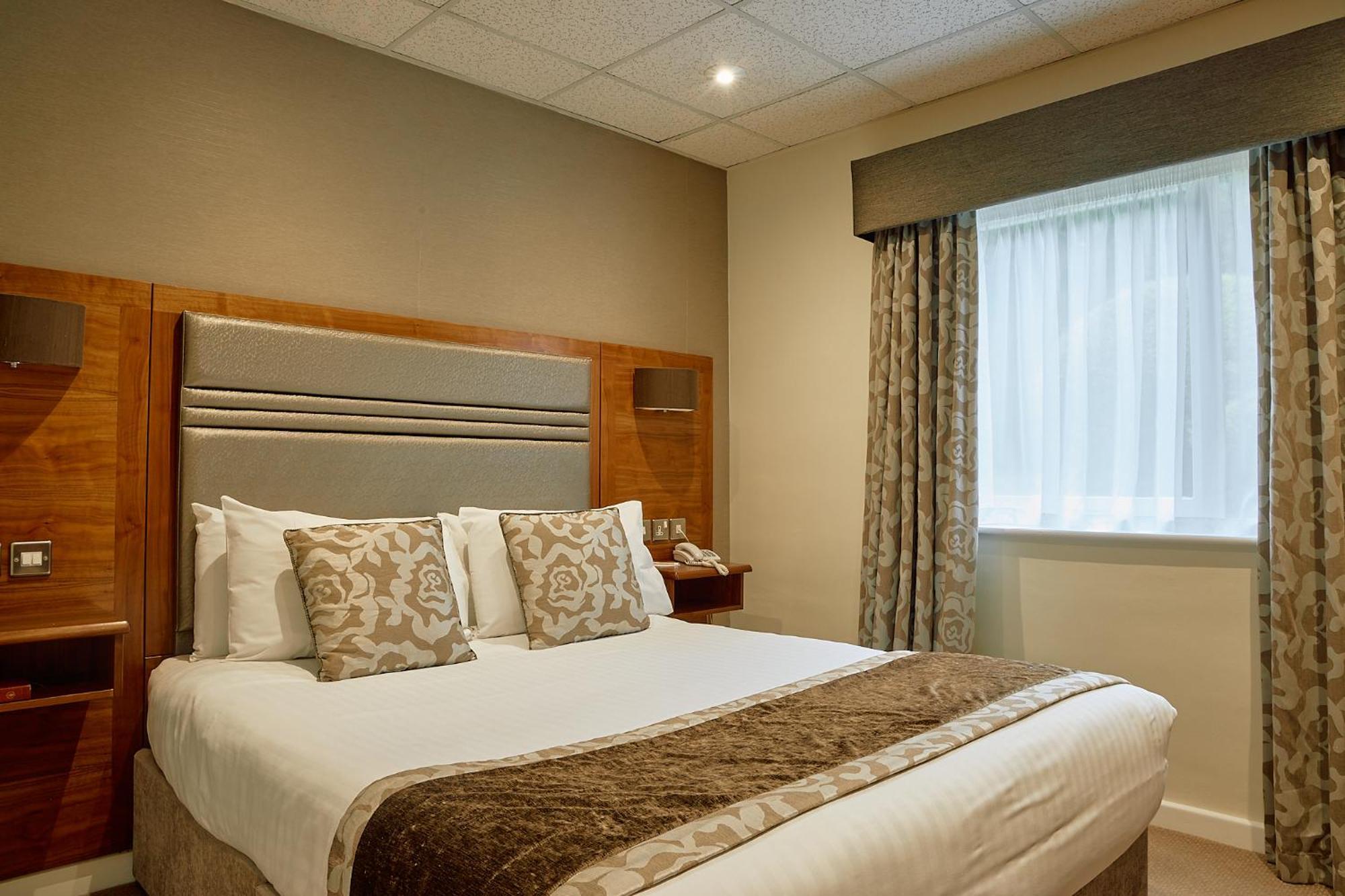 The Briar Court Hotel Huddersfield Extérieur photo