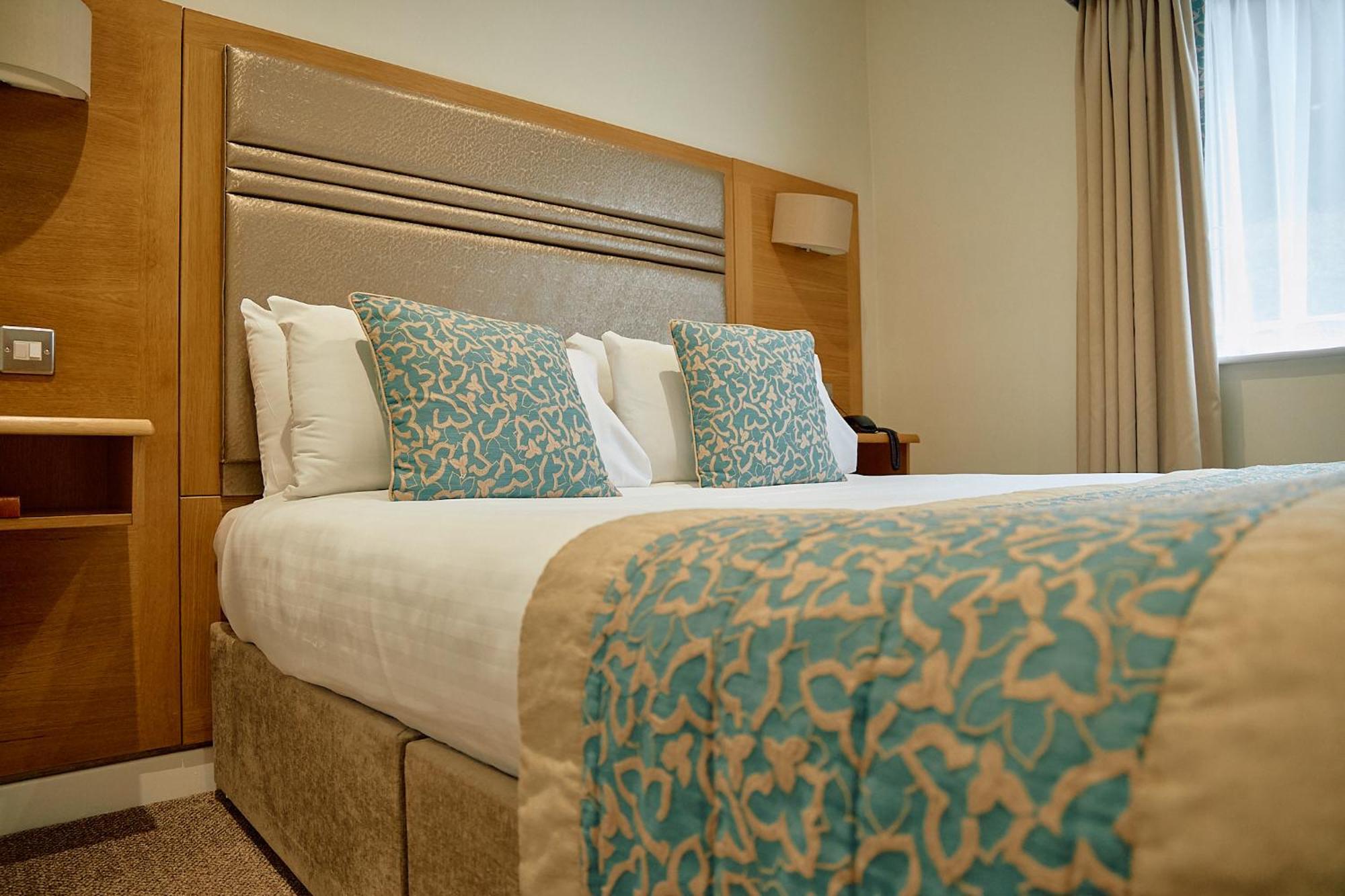 The Briar Court Hotel Huddersfield Extérieur photo