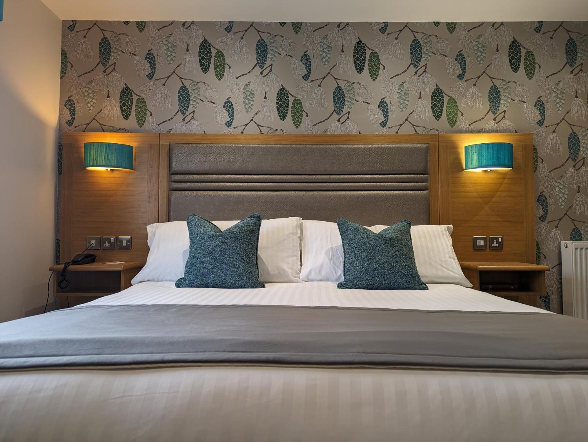 The Briar Court Hotel Huddersfield Extérieur photo